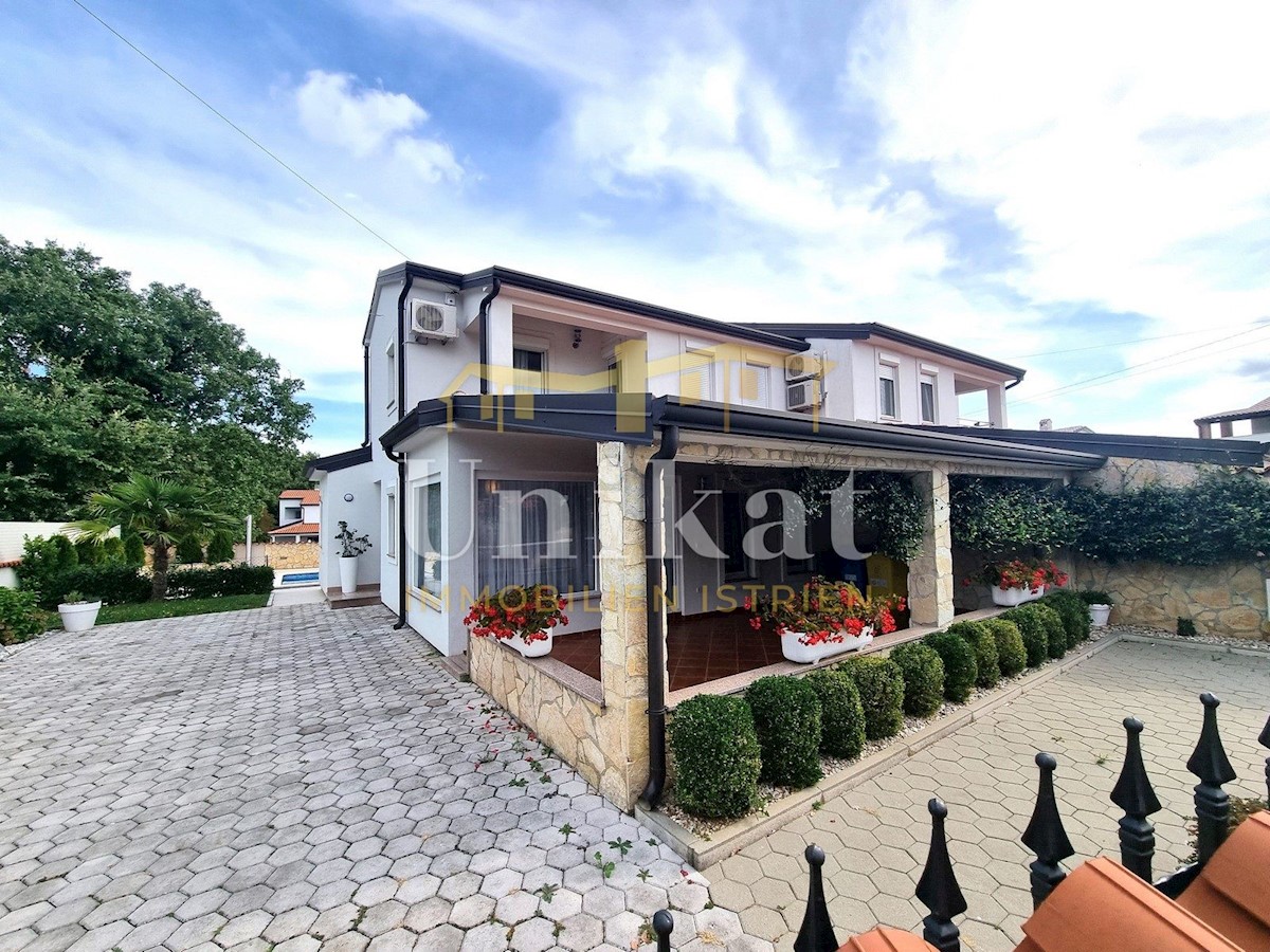 Doppelhaushälfte mit Pool nahe Porec